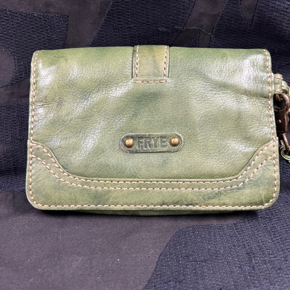 Frye Campus Wristlet green - Picture 3 of 10